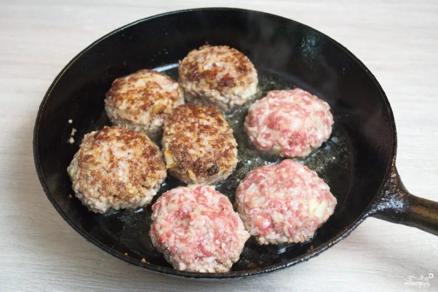 Тефтельки на сковороде. Тефтели обжаривают. Тефтели в соусе на сковороде. Жареные тефтели. Ежики рецепт на сковороде.