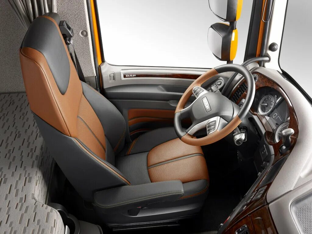 Интерьер даф. Daf xf 106 euro 6 салон. грузовик daf xf 105 салон. daf xf euro 6 салон. тягач даф 105 салон.