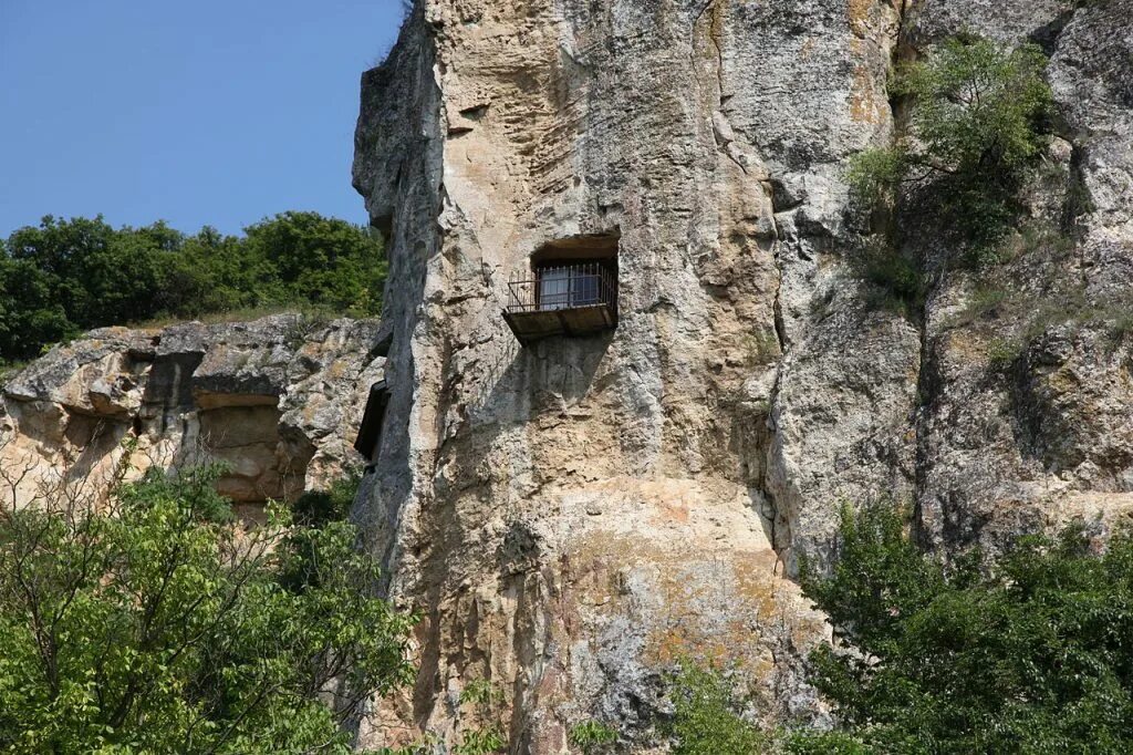 «пещерный монастырь челтер мармар. Кельи в скалах. Чиатура монастырь. Долина монахов пашабаг каппадокия. Кельи в скалах.