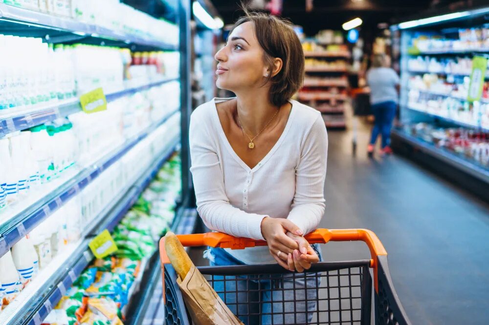 Покупатель в супермаркете. Покупатель с тележкой продуктов. Люди в магазине. Люди в магазине продуктов. Agree market.