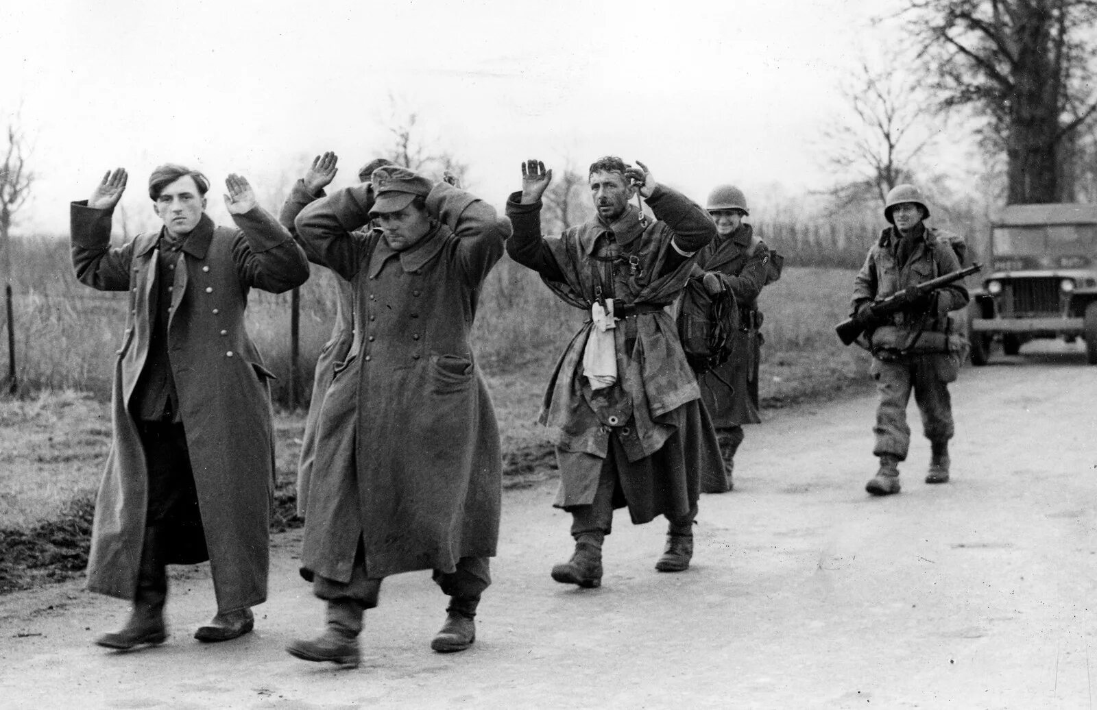 Немецкие солдаты сдаются в плен 1945. Пленные солдаты вермахта в СССР. Сдавшиеся немецкие солдаты 1945. Группа пленных немцев 1945. Народ советский победил сдают оружие фрицы