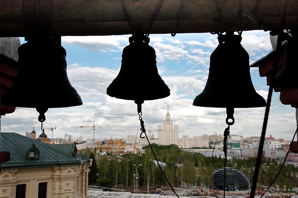 В соборе василия блаженного 11 колоколов. Колокольня храма василия блаженного. Коллекция колоколов в соборе василия блаженного. Колокола на спасской башне кремля. Колокола покровского собора.