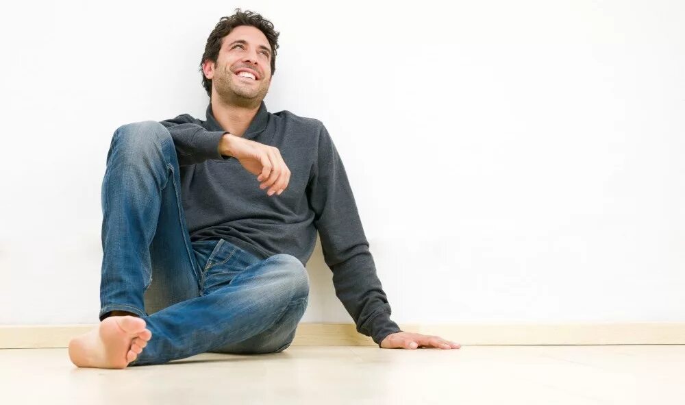 Полу мужчина. Сидячие позы для мужской фотосессии. Полу мужчина. Мужчина сидя на полу. Человек сидит в шортах.