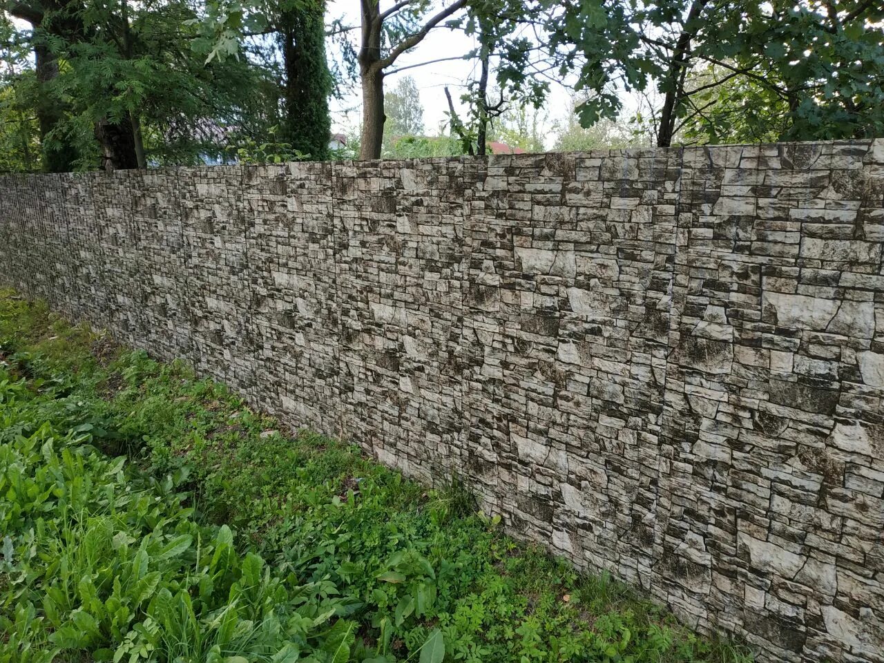 Профнастил с8 принтеч кирпич. Забор под камень. Металлопрофиль под камень для фасада. Забор под камень. Профнастил принтек камень песчаник.