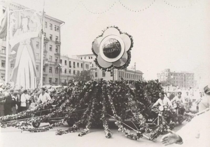 Фестиваль молодежи и студентов 1958. Фестиваль молодёжи в москве 1957. московский фестиваль молодежи и студентов 1957. шестой всемирный фестиваль молодежи и студентов 1957. всемирный фестиваль молодёжи и студентов 1957 хрущев.