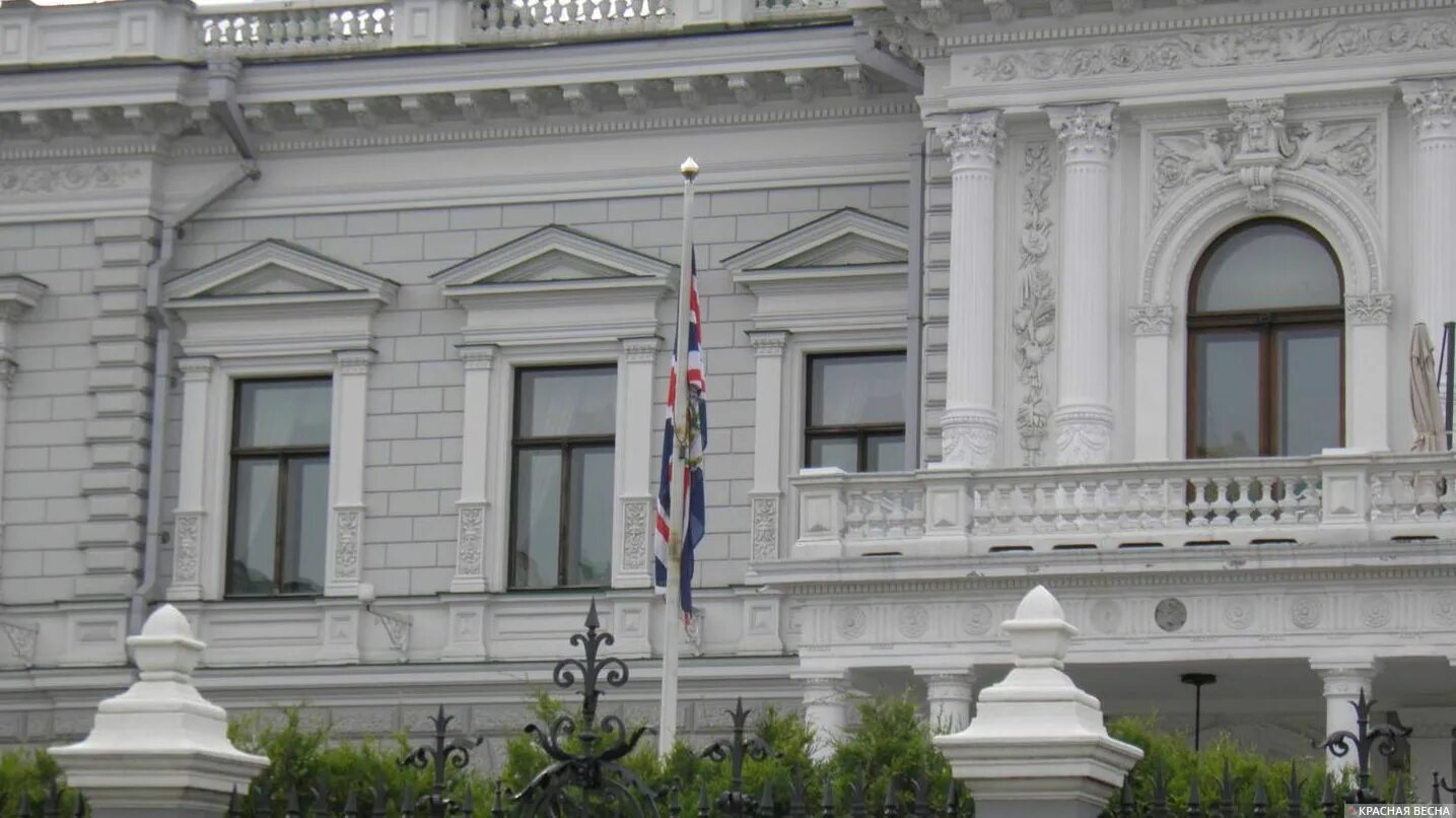Посольства Великобритании в Британии. Посольство Великобритании в Москве. Посольство Великобритании в Ташкенте. Посольство в Москве Британии на набережной Софии.