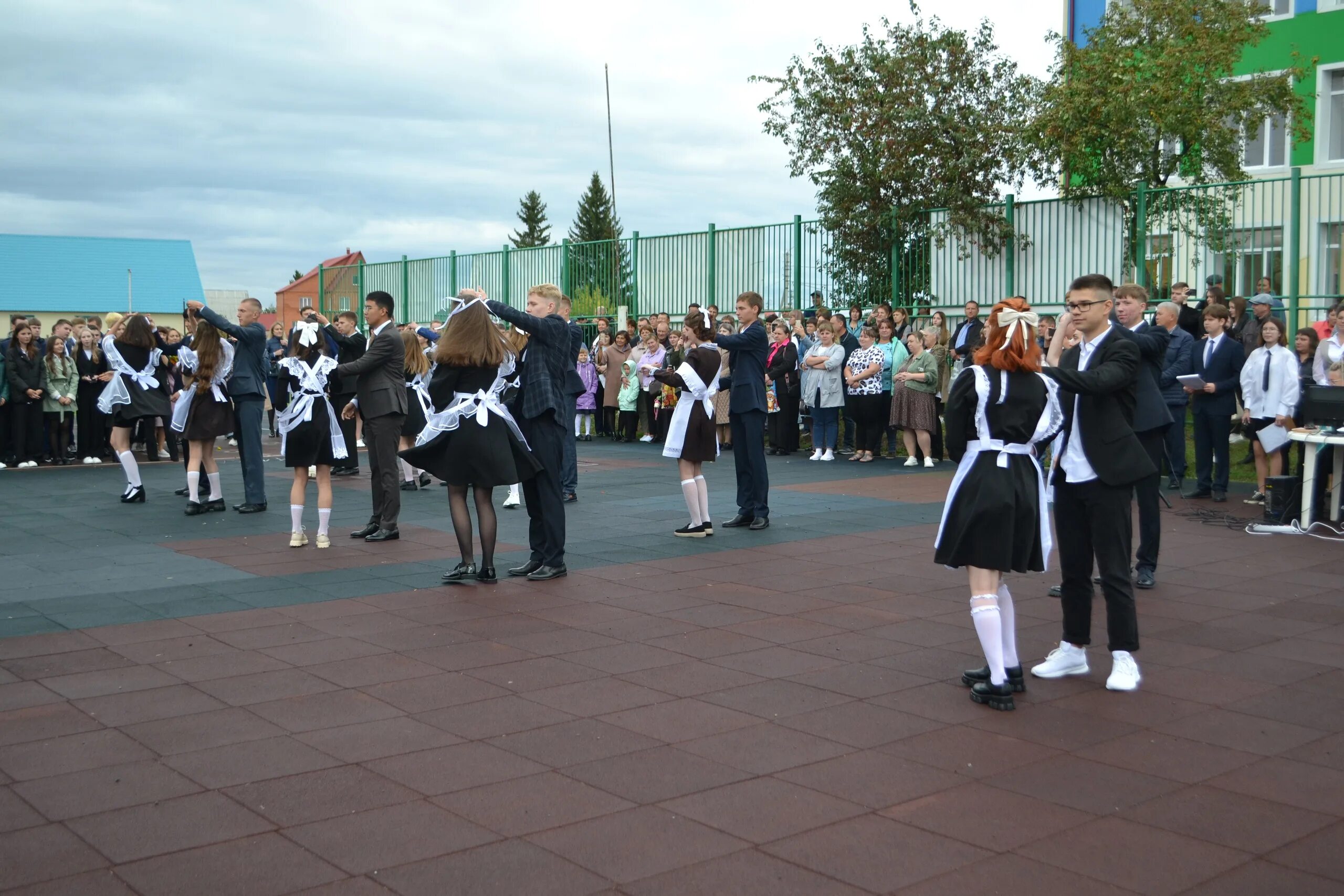 1 сентября прошла в школе. школа первый класс. первоклашки фото. сентябрьский погожий денек фото яблоки. 1 сентября прошла в школе.