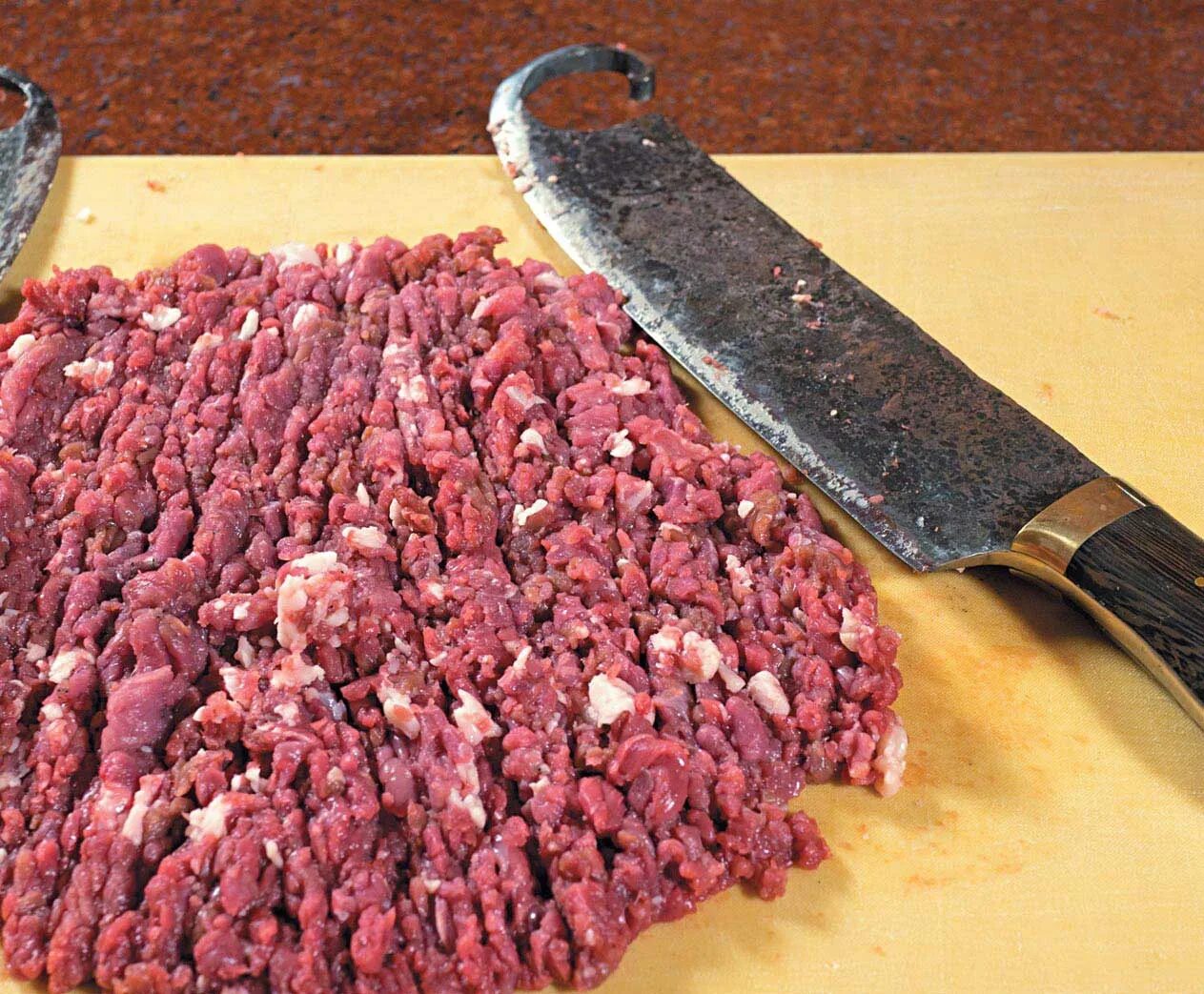 Фарш для люля-кебаб. Натуральное рубленое мясо это. Ножи для рубки мяса на фарш.