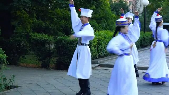 Калмыцкую шарка барка. Шарка барка калмыцкий танец. Калмыцкую шарка барка. Песни калмыки. Калмыцкие песни гиляна бембеева.