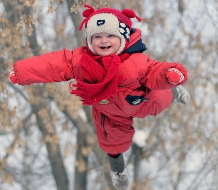 ребенок в коляске зимой. 7 месяцев зимы. зимние месяцы. фотосессия в зимнем лесу с ребенком. детская фотосессия в зимнем лесу.
