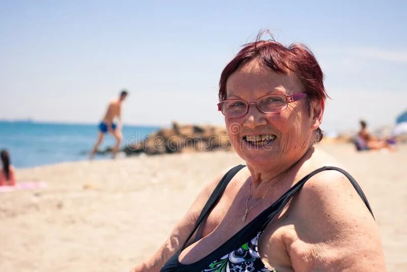Fat grandmother. Бабушка в вязаном свитере. Бабушка на стиле фото. Grandmother and grand. Fat grandmother.