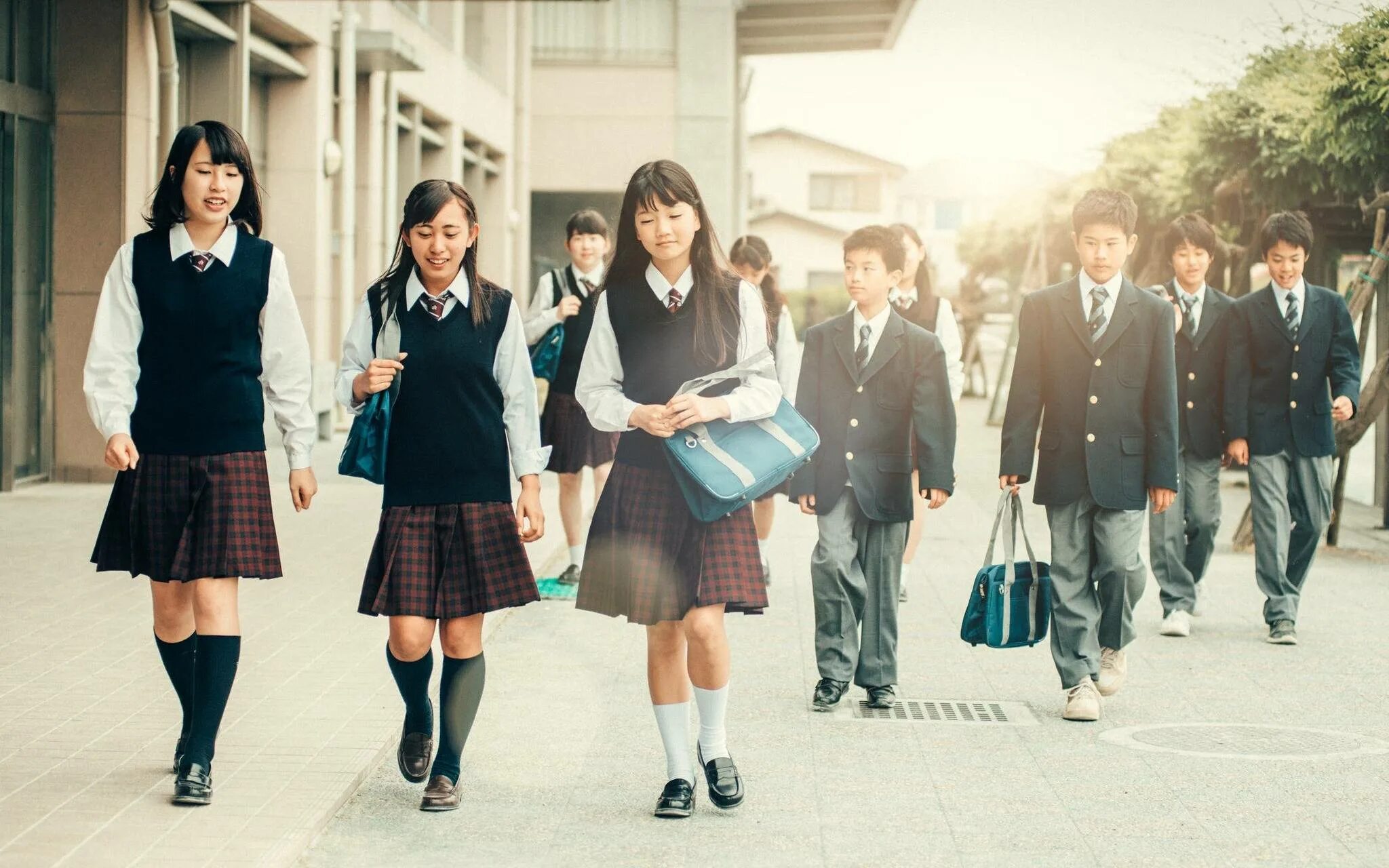 Schoolgirl bus. Старшая средняя школа в Японии. Школа в Японии средняя школа. Форма средней школы в Японии. Форма старшей школы в Японии.
