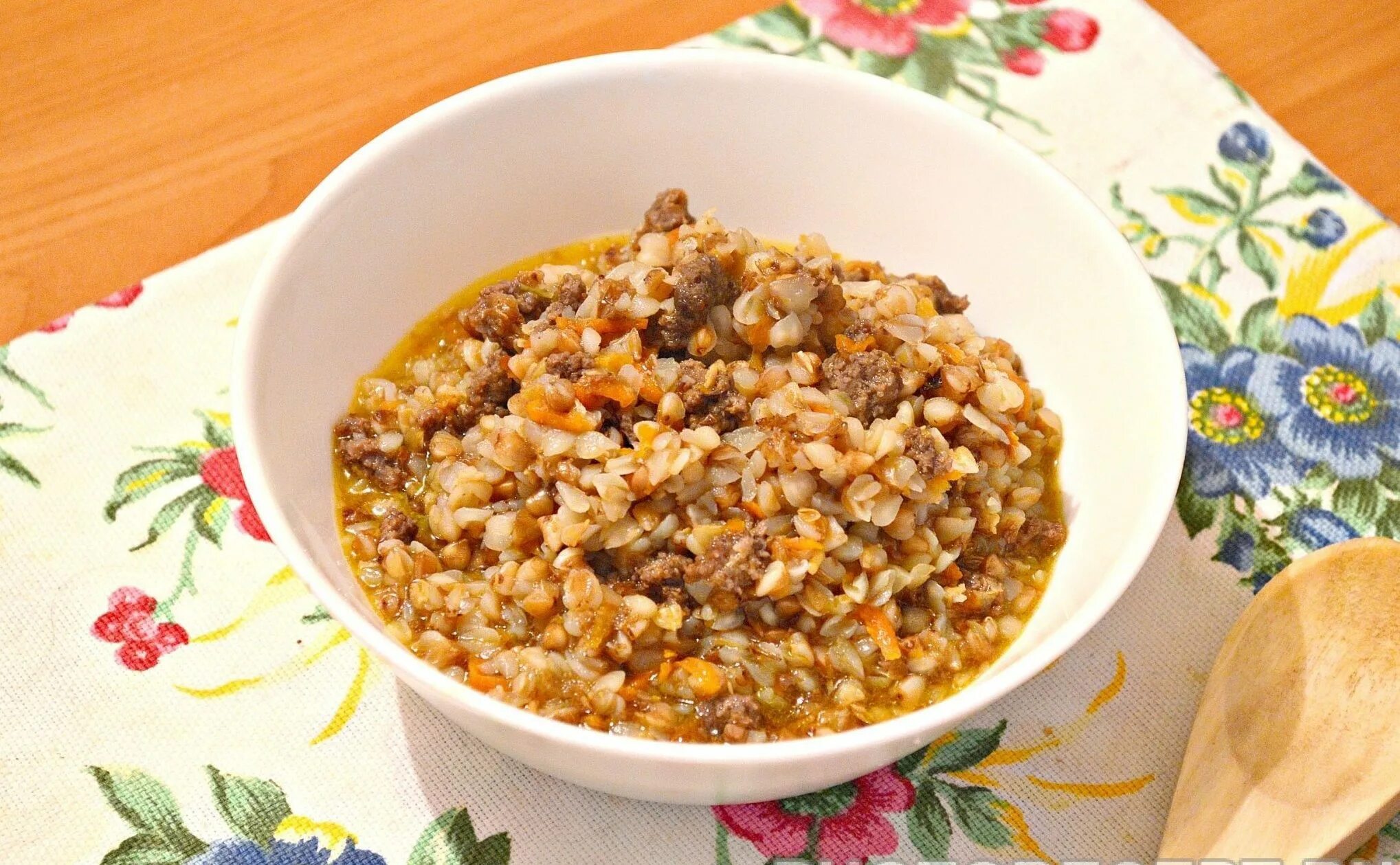Как вкусно приготовить гречку с фаршем. Гречка с жареным луком. каша с фаршем. гречка с мясным фаршем. гречневая каша с фаршем.