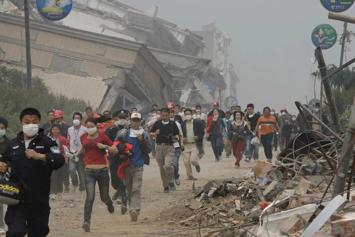 Землетрясение момент. Сычуаньское землетрясение 2008. Паника при землетрясении.