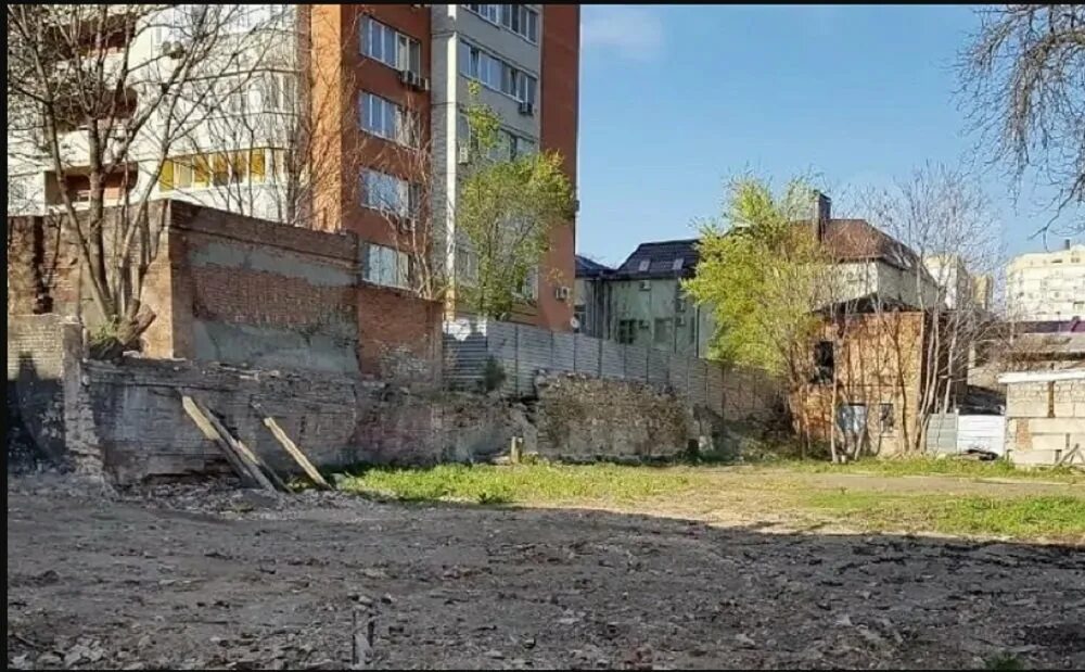 Сколько живет в ростове. Пустырь в центре Ростова. Пустырь после Ставрополя. Кривое дерево в центре Ростова на пустыре. Фото пустырь Дальневосточная 1995.