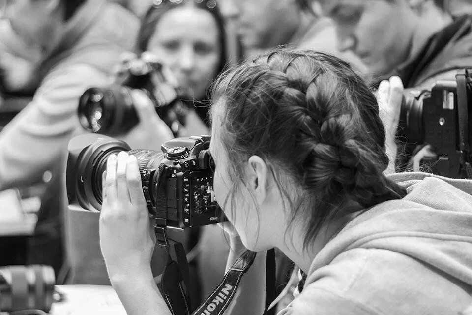 Фоторепортаж жанры. Фоторепортаж жанры. Репортажная съемка. Фотограф репортажная съемка. Репортажный фотограф.