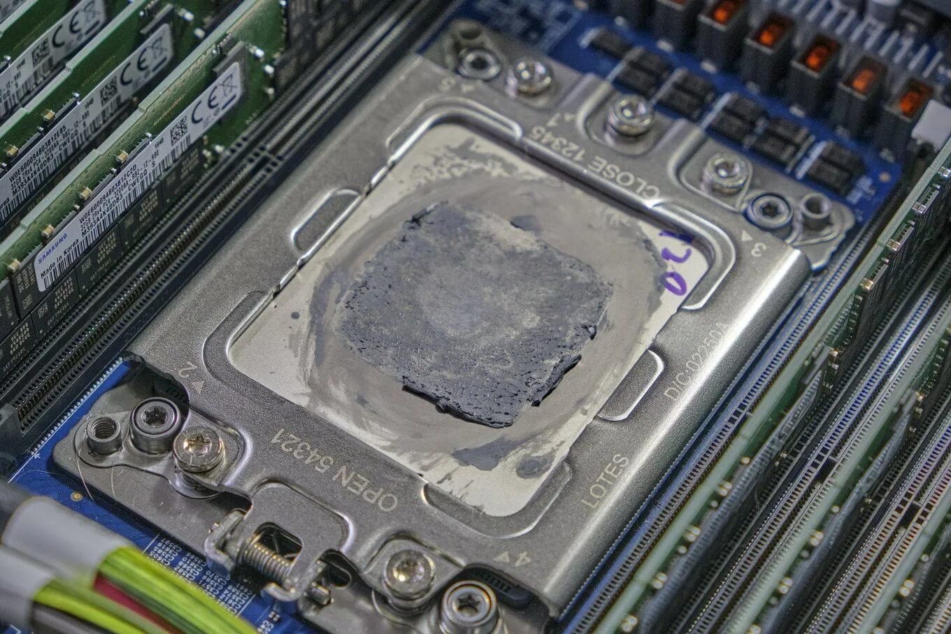 Греется процессор intel. 80 ядерный процессор. intel xeon platinum 9282. xeon platinum 8180x2. intel xeon platinum 8280l.