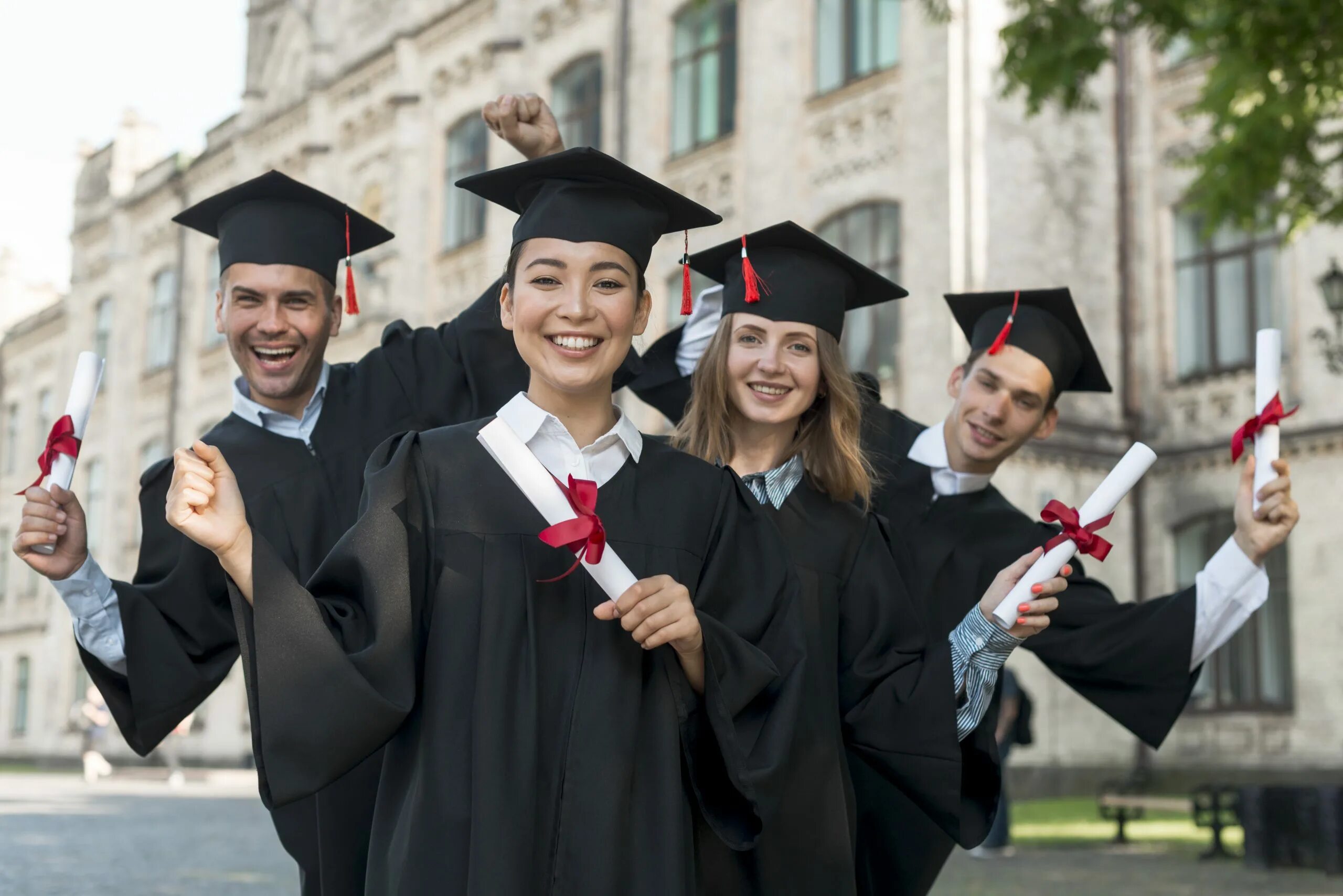 Complete a university degree. Выпускник вуза. Выпускники британских вузов. Студенты в вузе. Выпускники магистратуры.