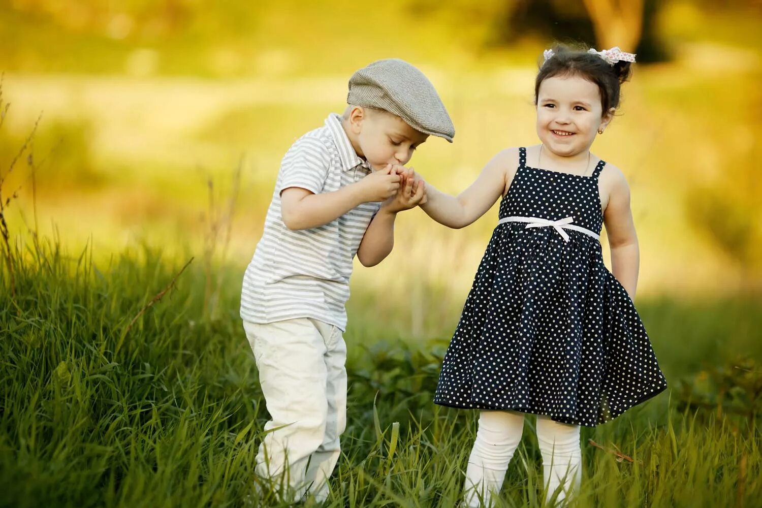 Счастливый ребенок. Малыши любят тему. Дружба дети и животные. Детям о счастье. Объятия мамы.