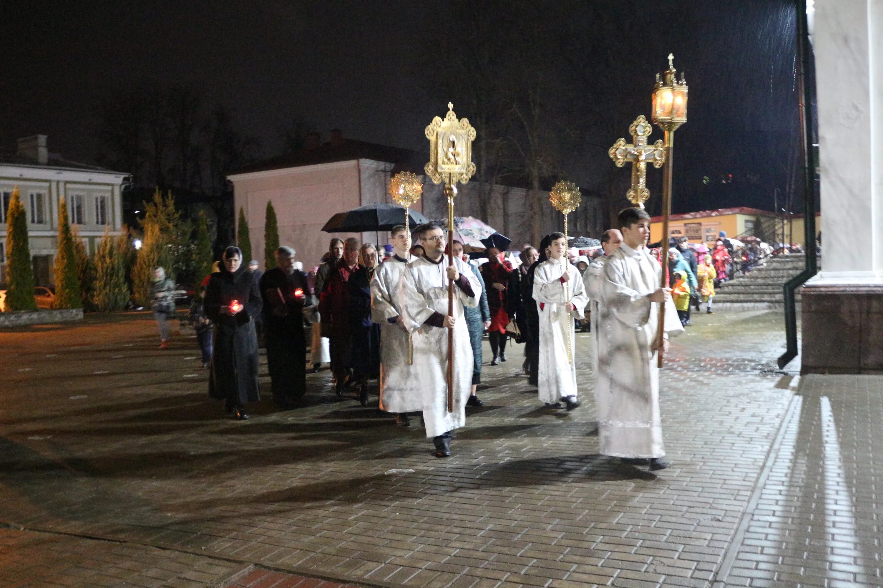 Служба в воскресенье вечером. Пасхальная заутреня крестный ход. Пасхальное богослужение крестный ход. Православная Пасха крестный ход Пасхальная утреня. Крестный ход на Пасху ночью.