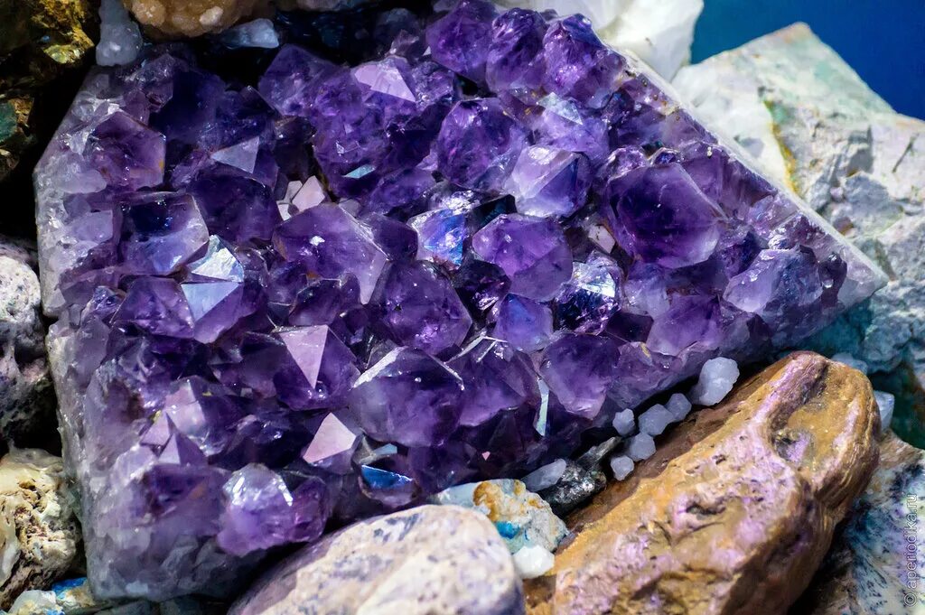 уральские горы камни самоцветы. красивый поделочный камень на урале. кристаллы и минералы в литотерапии. камни самоцветы урала. уральские самоцветные камни.