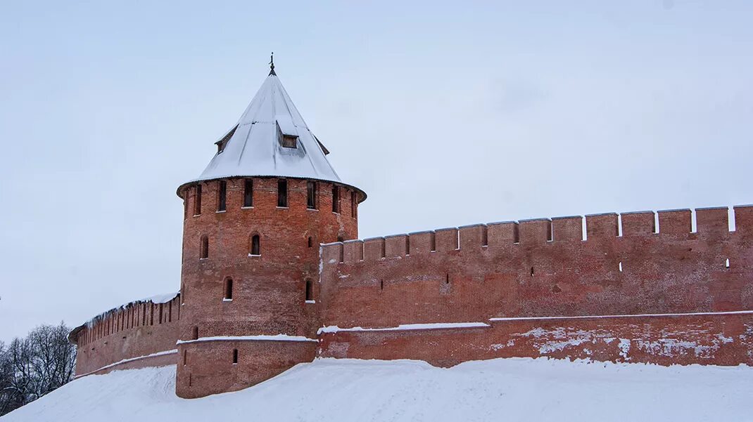 Кто поднял знамя на новгородским кремлем. Федоровская башня Новгородский Детинец. Фёдоровская башня Новгородского Кремля. Великий Новгород Кремль Федоровская башня. Митрополичья башня Новгородский Детинец.