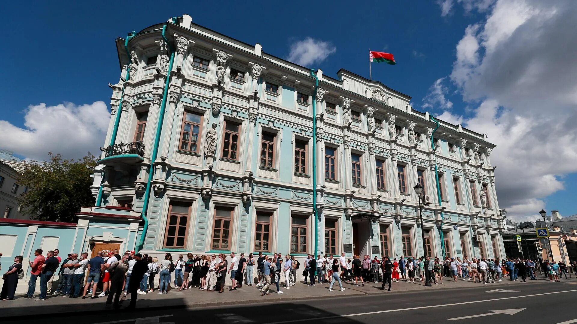 Посольство беларуси в москве. Официальное посольство беларуси в москве. Посольство республики беларусь в москве. Посольство белоруссии в москве внутреннее пространство усадьбы. Посольство белоруссии табличка.