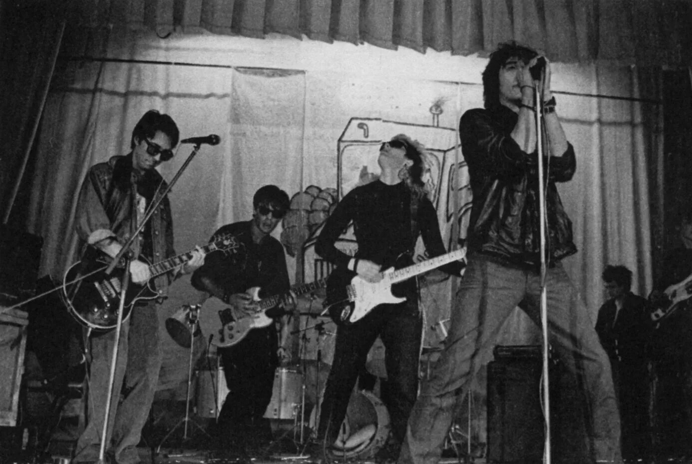 в каком году был первый концерт. The beatles первый концерт. в каком году был первый концерт. группа битлз на сцене. виктор цой первый концерт.