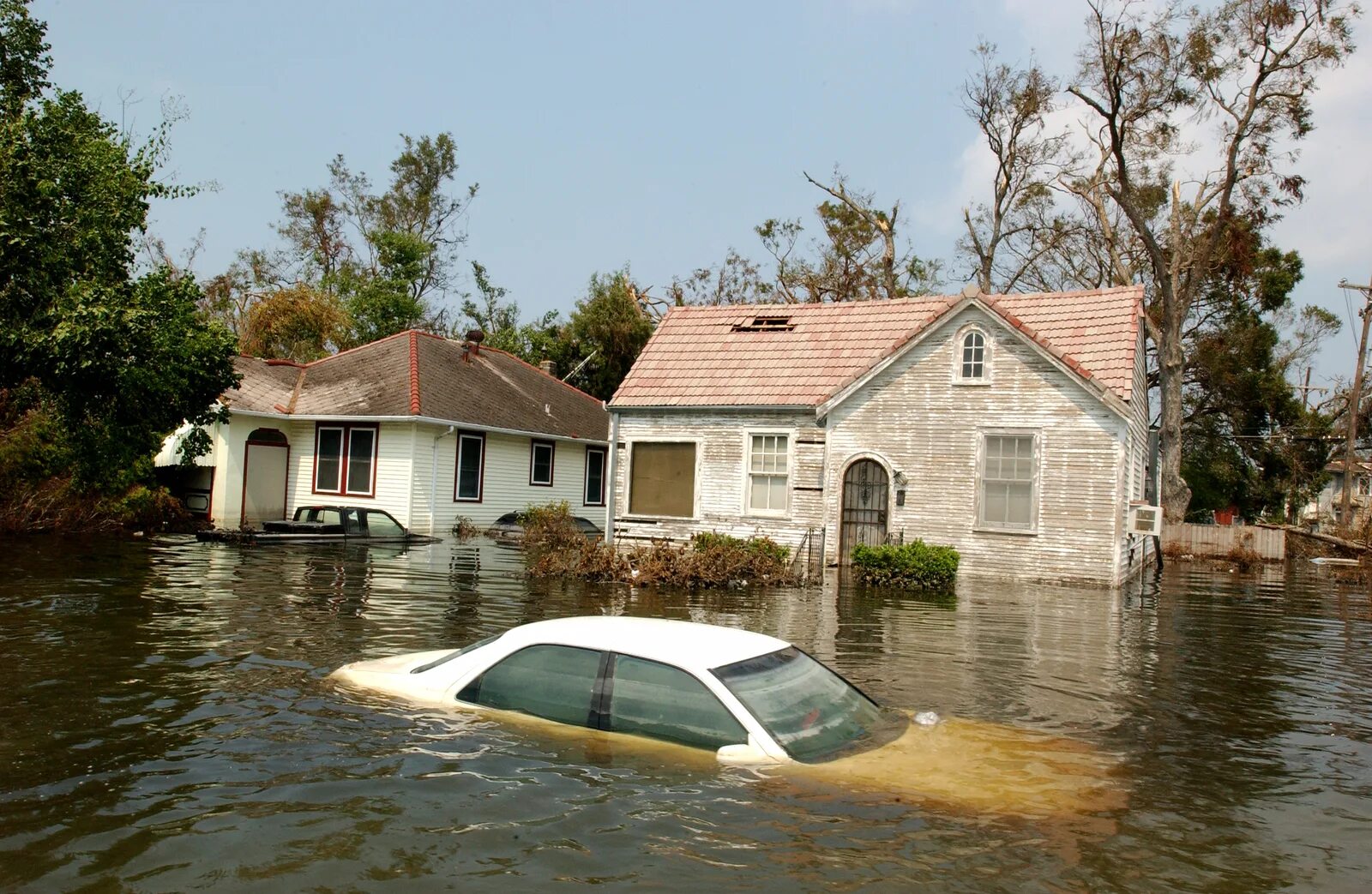 Два затопленных дома. Новый Орлеан ураган Катрина. Ураган Катрина 2005 новый Орлеан. Катрина ураган затопление. Наводнение в новом Орлеане 2005.
