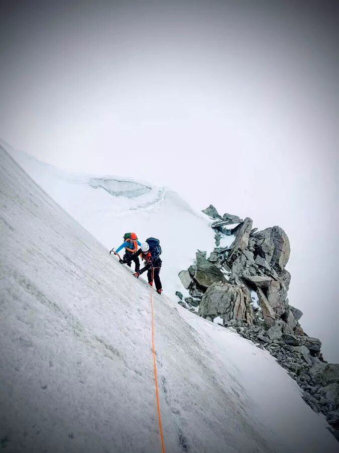 Альпинисты в горах. Восхождение на гору. Эверест гора восхождение. Альпинисты поднимаются к вершине горы как изменяется. Cerro torre гора.