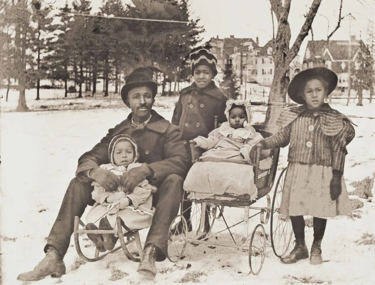 Старые фотографии. Старинные семейные фотографии. Старые семейные снимки. Старинные фотографии семьи.