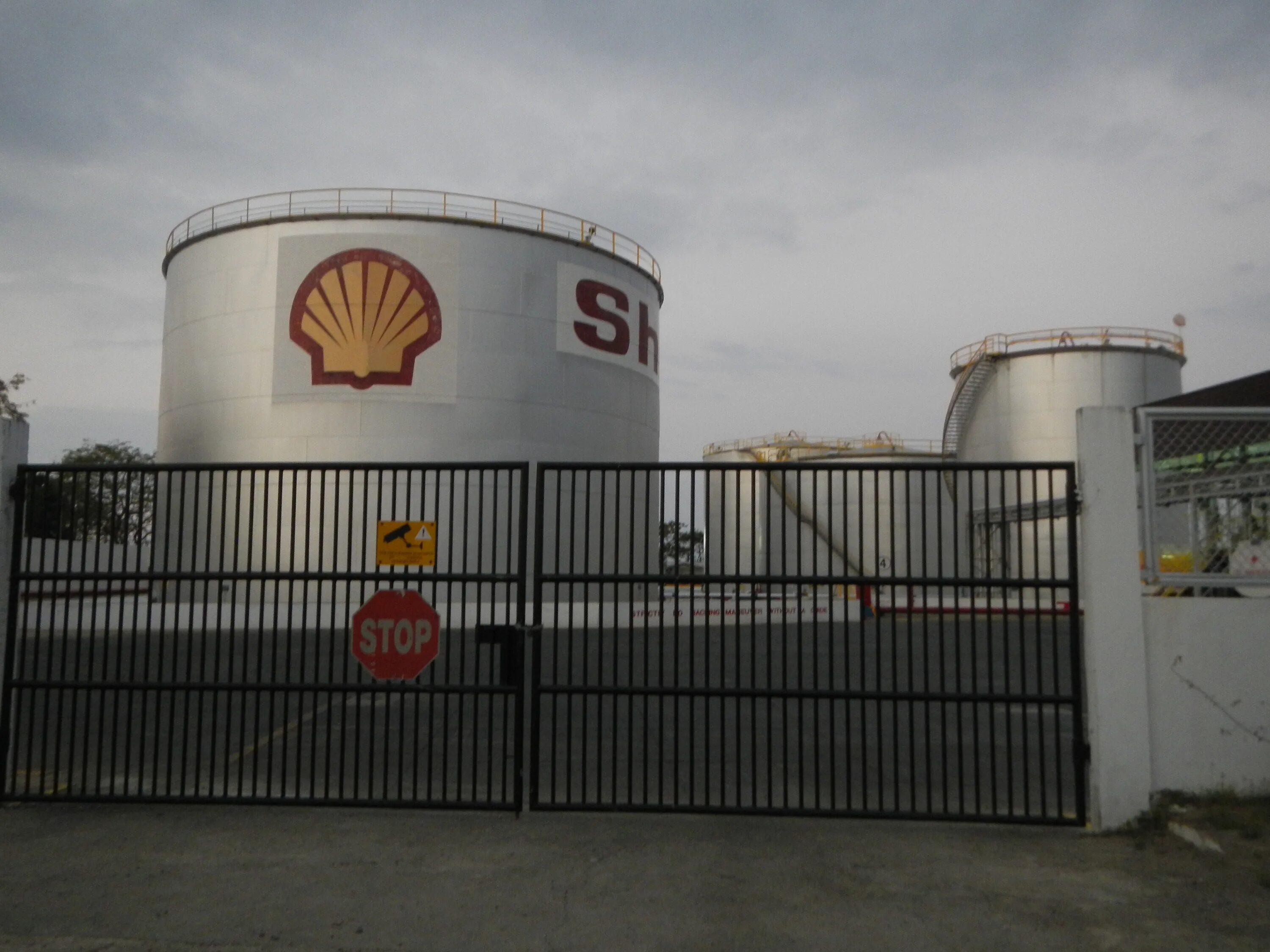Shell server. Shell компания. shell plc. заводы shell в мире. британская компания shell.