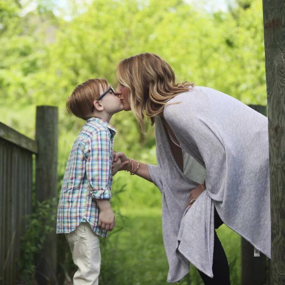 Мом son Kiss. Поцелуй сына. Молодая женщина с мальчиком. Мальчик целует маму. Mom s boy