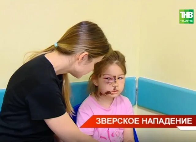 На маленькую девочку нападают
