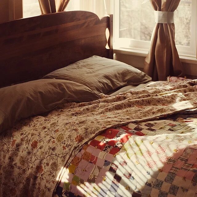 Bed falling. Cottagecore комната. Cottagecore aesthetic спальня. Мечтательная комната. Cottage Core Room aesthetic.