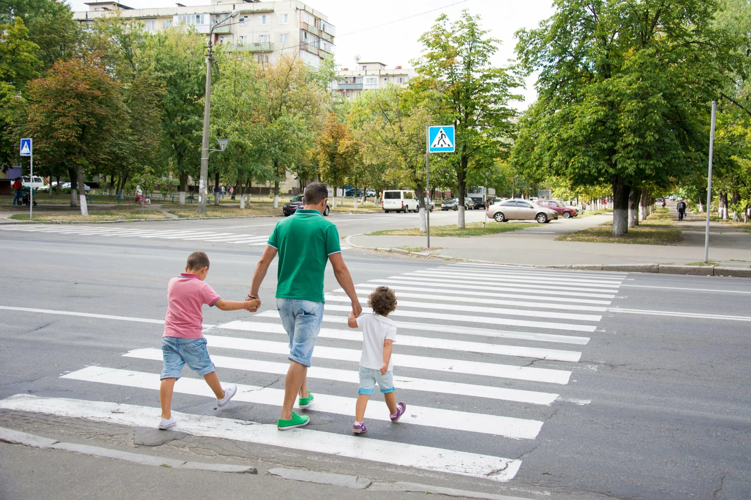 Бегут пешеходы