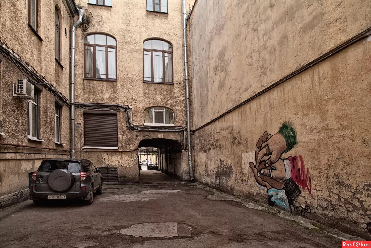 Двор это место которое. Красивый городской двор. Питерский дворик санкт-петербург васильевский остров. Улица полозова санкт-петербург двор нельсона. Переулки питера.