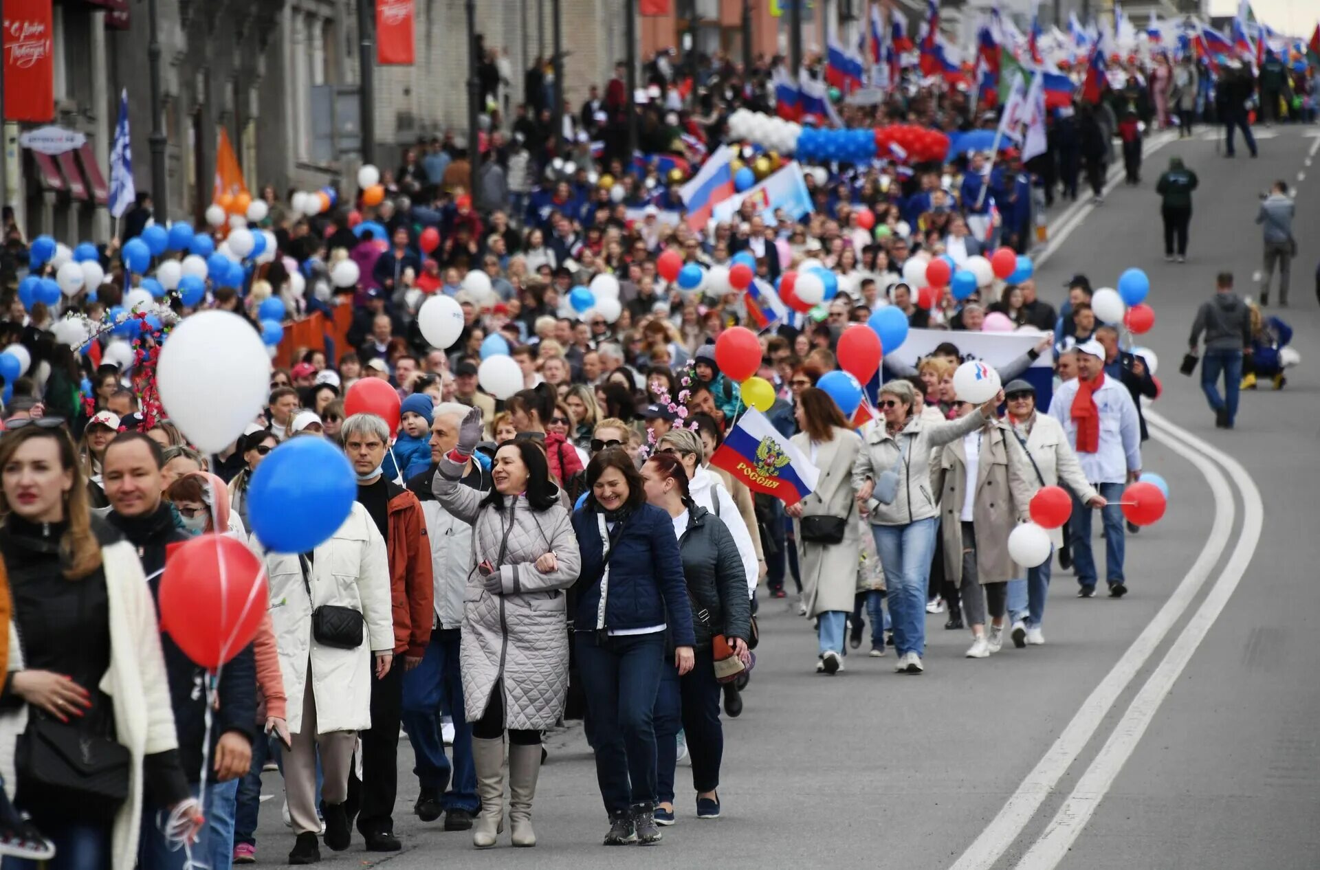 Первомайская демонстрация. Демонстрация 1 мая. С праздником Первомая. Россияне на майские праздники. 6 мая праздничный день