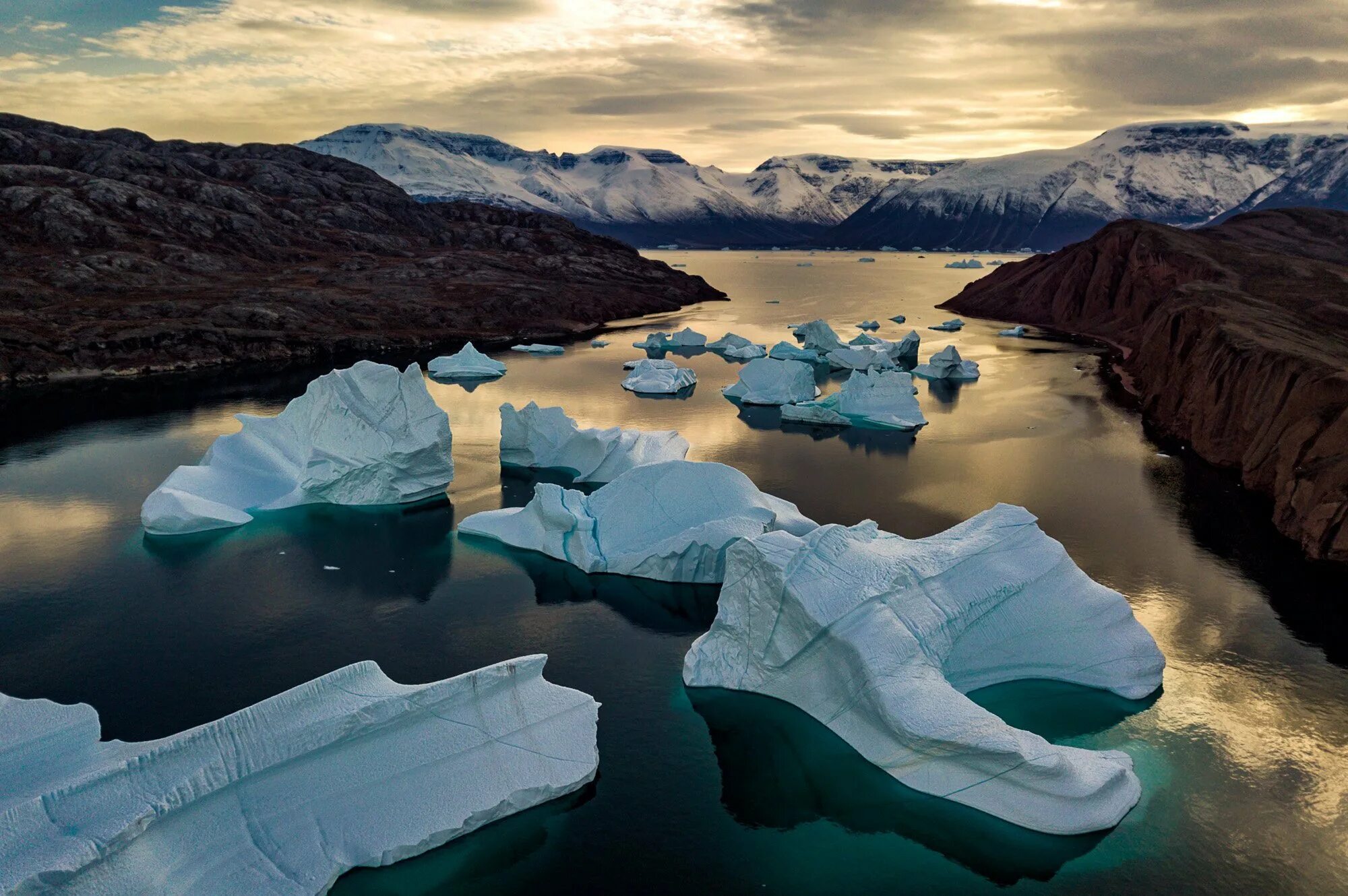 гренландия в качестве 1080. ледяной каньон гренландия. ледник антарктида арктика гренландия. гренландия таяние ледника. айсберги баренцева моря.