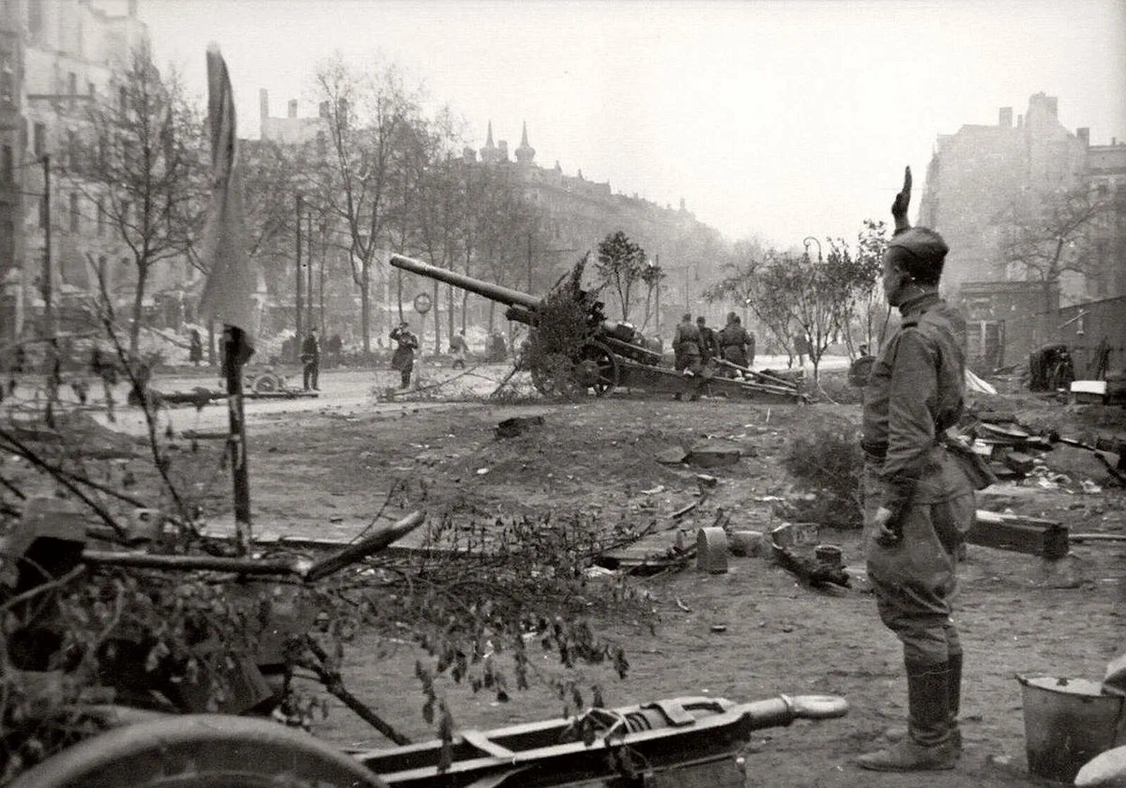 Берлин 5 мая военно фронтов. Штурм Берлина артиллерия 1945.