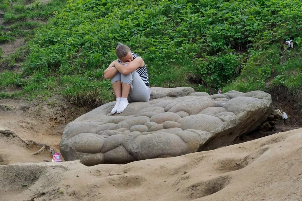 Stone woman. Парк Коломенское Девий камень. Коломенское девичий камень. Коломенское валун девичий камень. Девий камень в Коломенском парке.