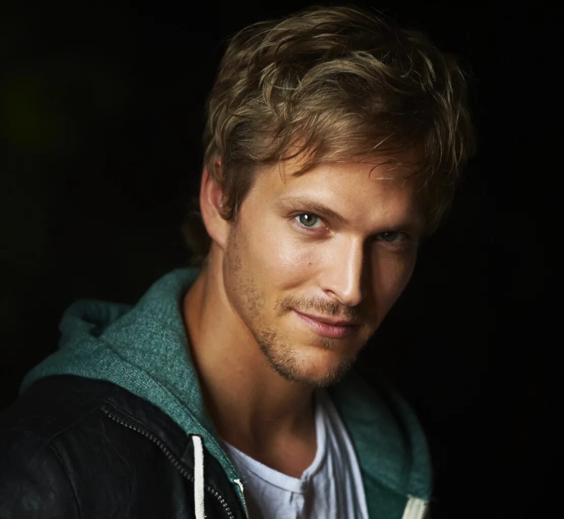 Jon cor. Марк блейн dc. Флешакор. Ходж сумеречные охотники. Марк блейн.