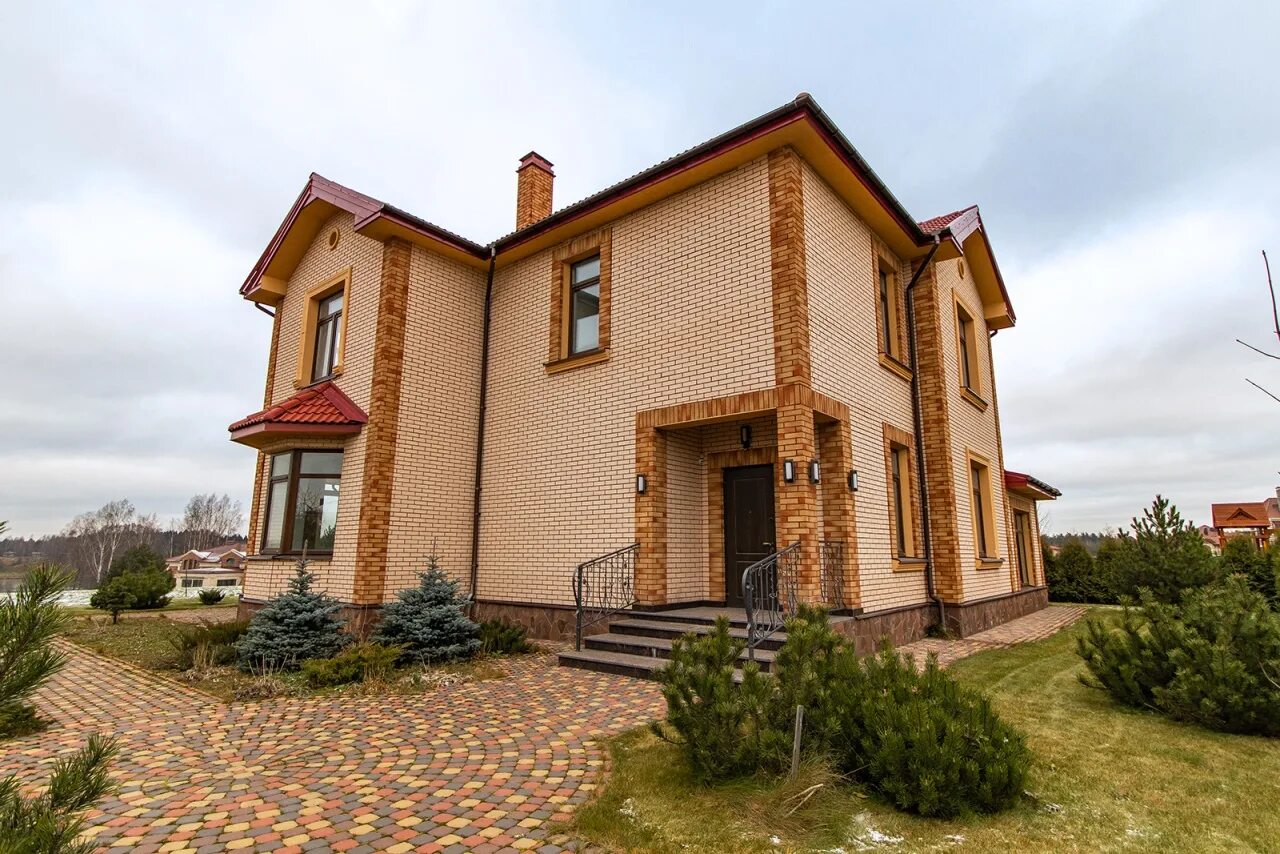 Дом азарова в петрово-дальнем. Днт большое петровское чеховский р-н. Петровское барокко коттеджный поселок. Загородный дом спб. Дом миллера в поселке гринфилд.