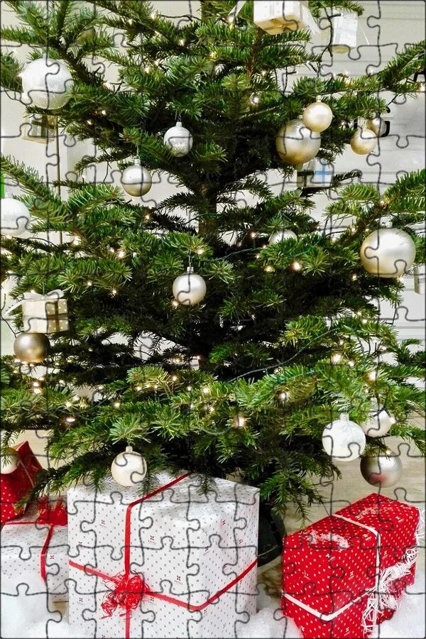 Украсить елку подарками. Новогодняя елка. Подарки для елки. Украсить живую ель к новому году. Рождественская елка.