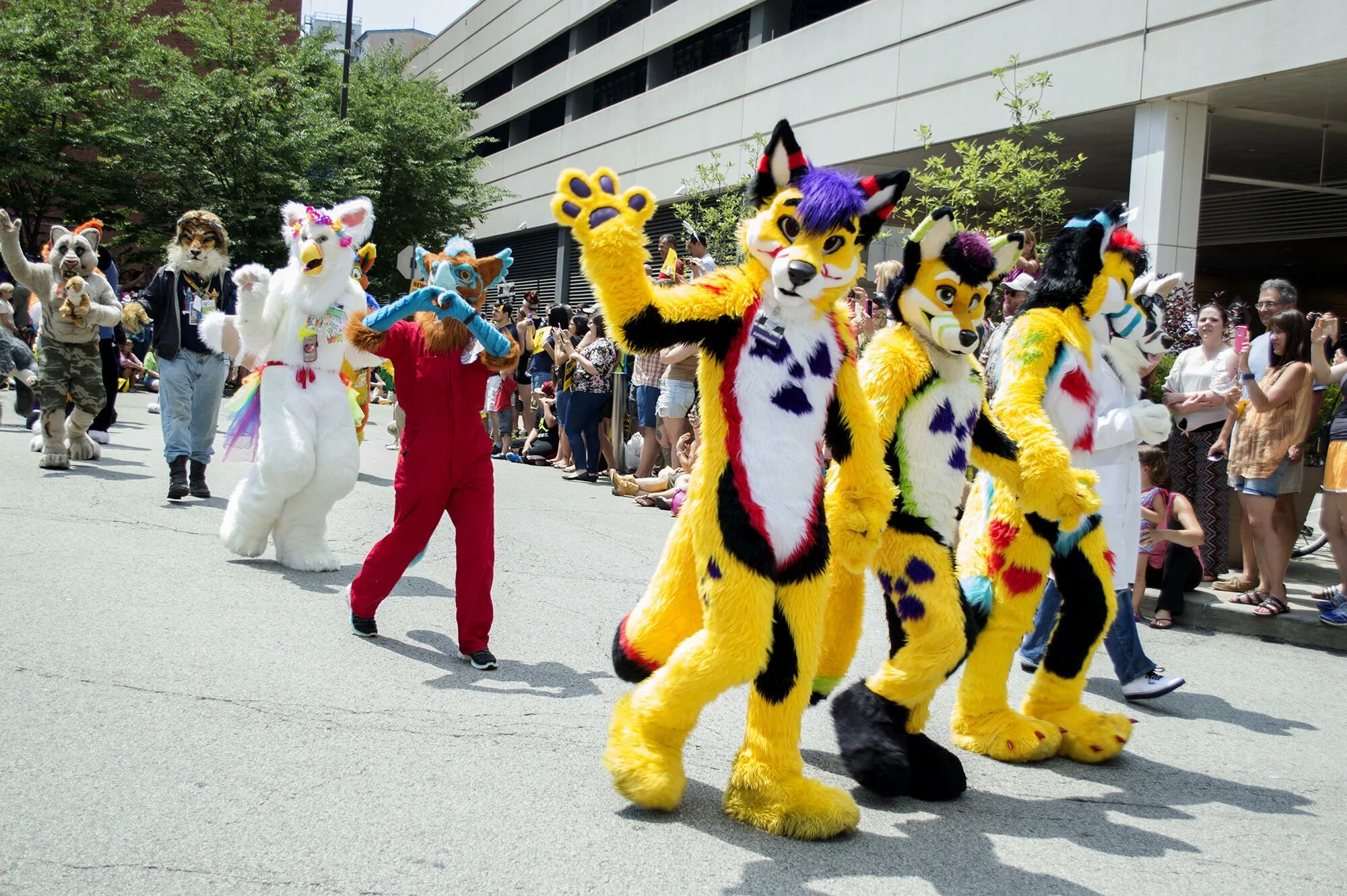 Furry real life. Фурсьют субкультура. Anthrocon 2022. Anthrocon 2023. Фурри-конвент.