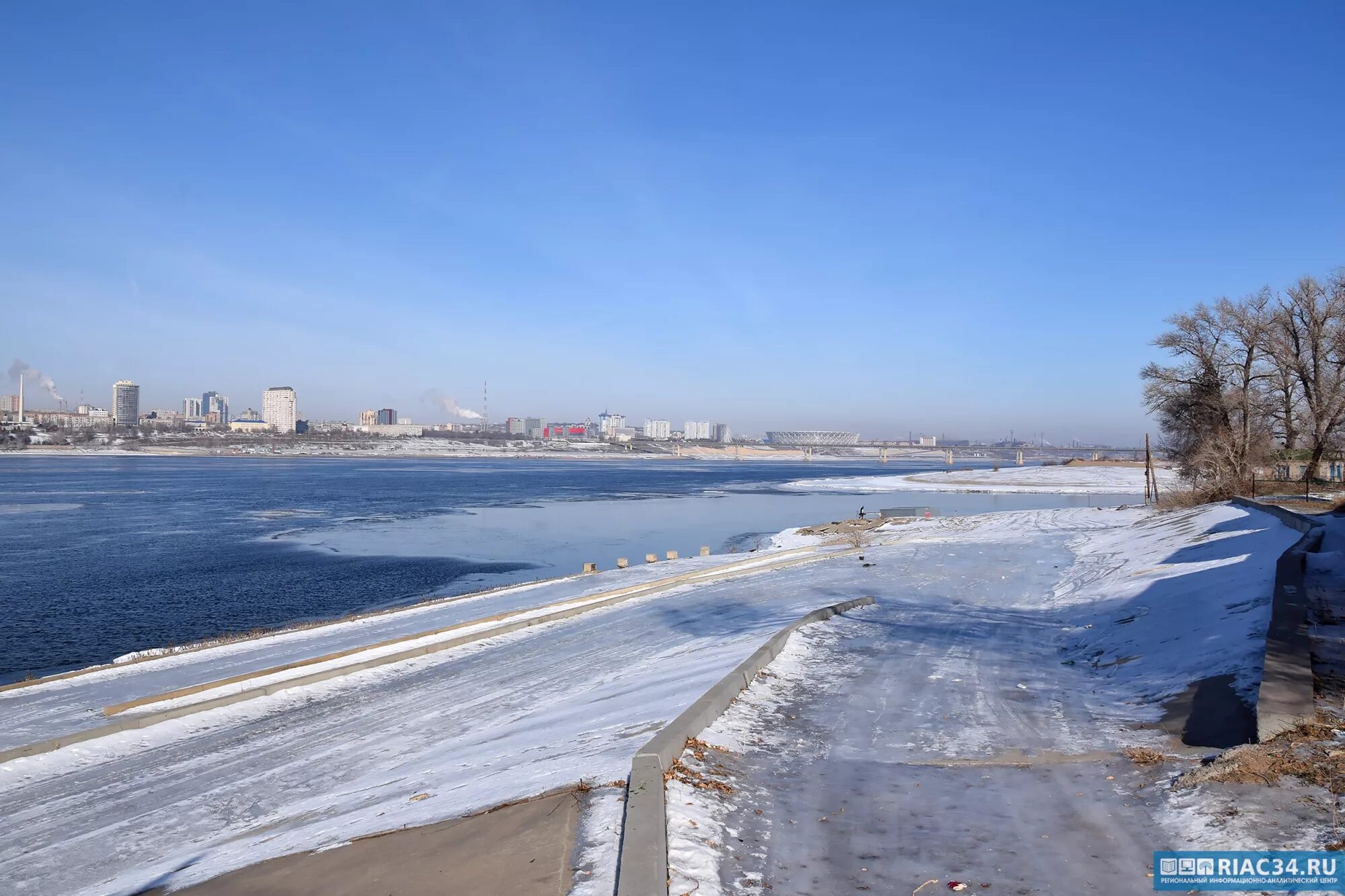 Вода в волге волгоград сегодня. Река Волга Волгоград. Река Волга в Балаково. Река Волга Балаково зимой. Волга в марте.