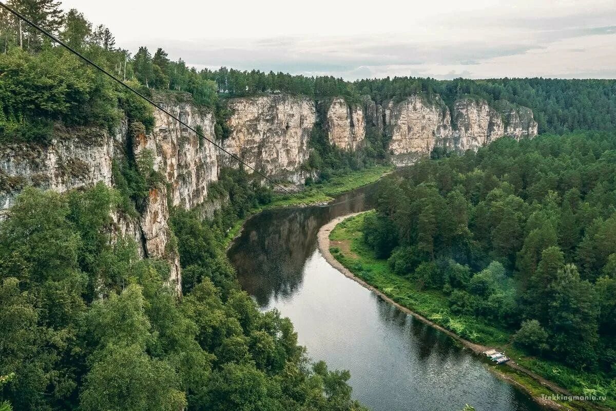Ай скалы. Парамоновские притесы река ай. Ай скалы. Скала большие притесы на реке ай. Скала разбойник чусовая.
