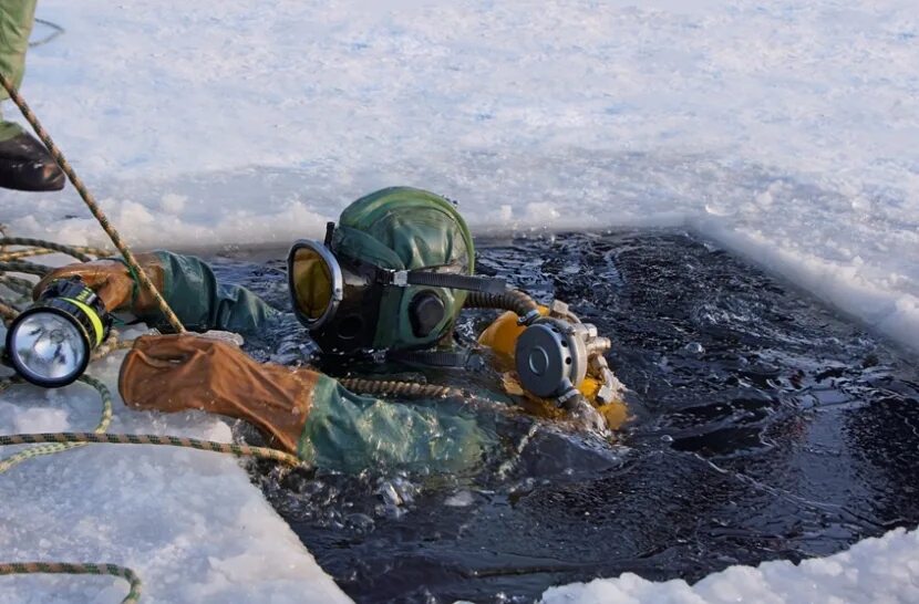 Водолаз зимой. Зимнее снаряжение водолаза. Водолазы зимой. Поисково-спасательная служба удмуртской республики. Водолаз на снегу.