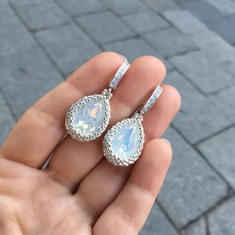 Капля кабошон серьги. Серьги с белым камнем. Золотые серьги с крупным белым камнем. Серьги серебряные с белым камнем. Белый агат в серебре.