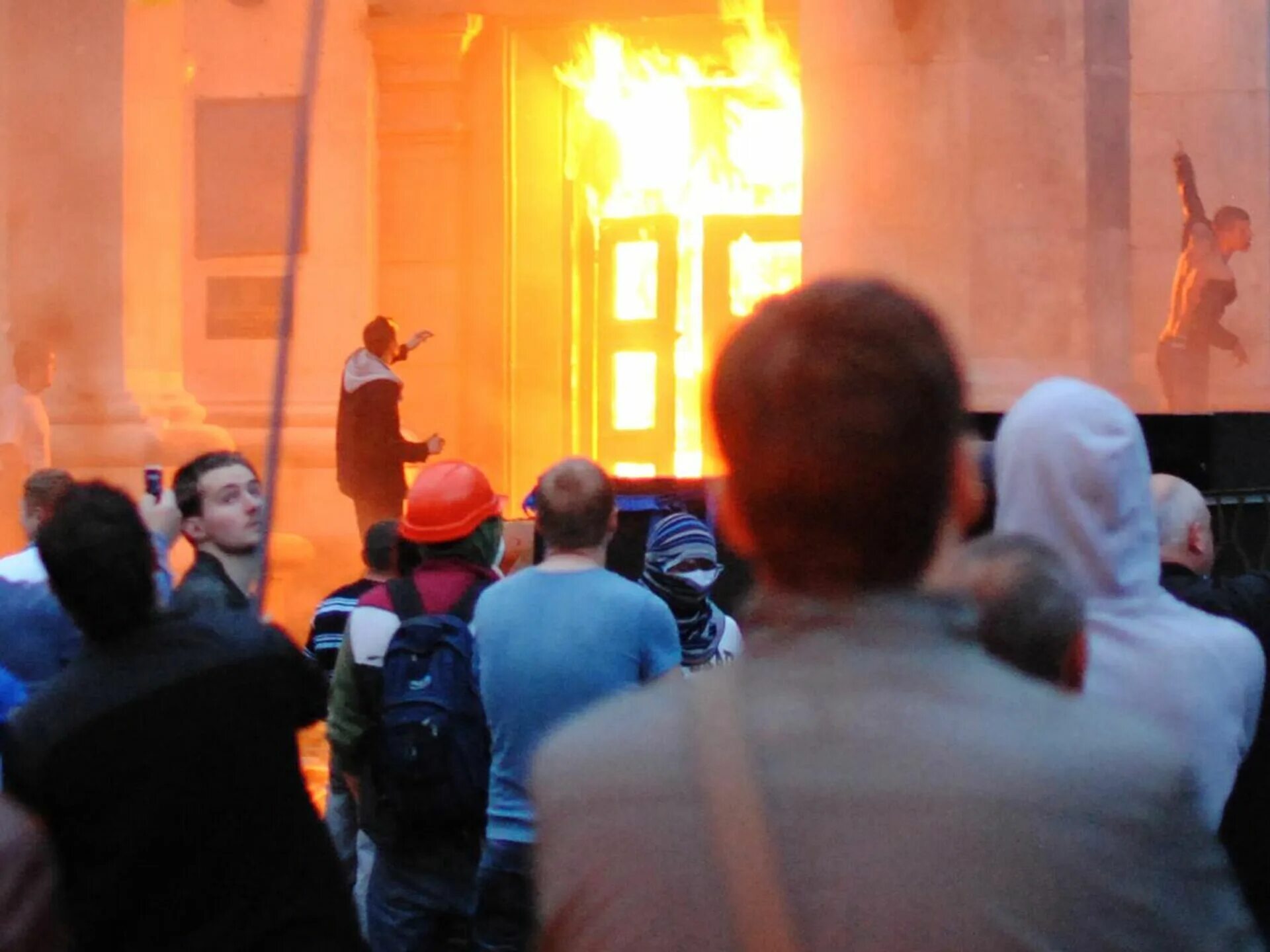 Дом профсоюзов в Одессе 2 мая 2014. Одесса 2 мая дом профсоюзов. Одесса 2014 дом профсоюзов. Одесса дом профсоюзов трагедия 2014 год. Одесса 2014 год дом профсоюзов